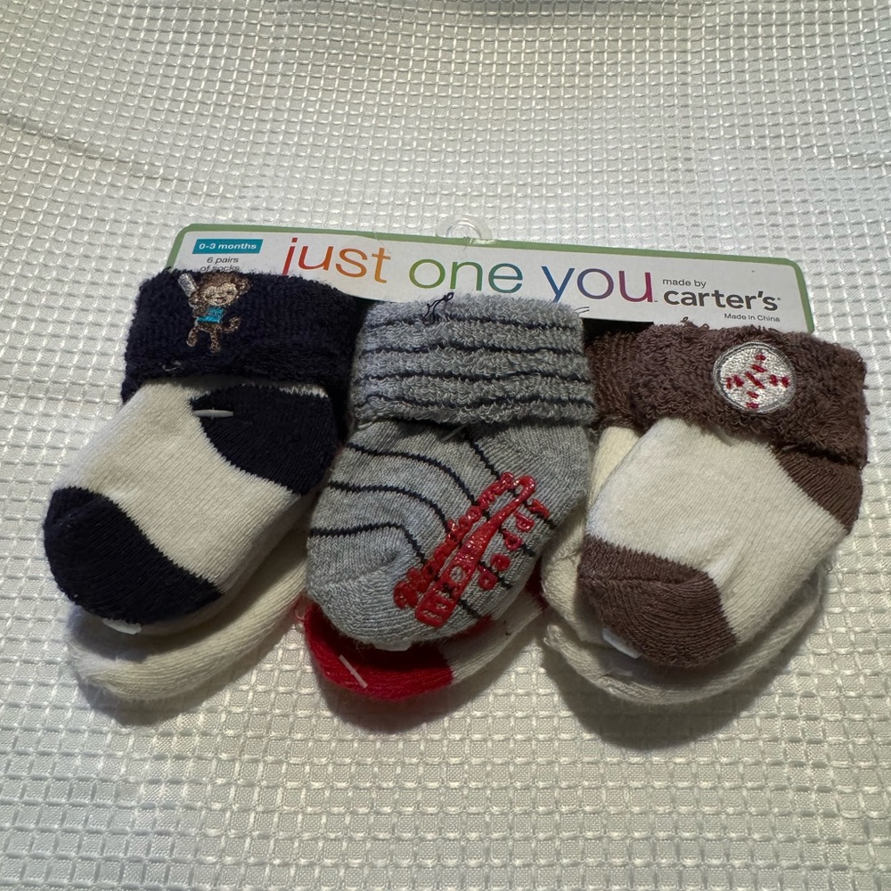 Carter’s 6pairs of socks size 0-3 months